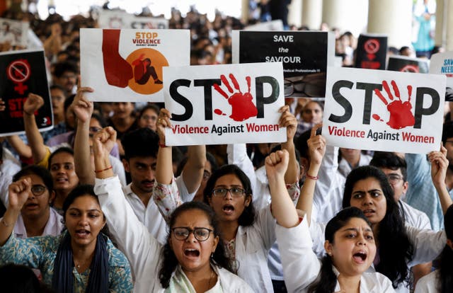 <p>Resident doctors hold posters and shout slogans during the protest against condemning the rape and murder of a trainee medic at a government-run hospital in Kolkata, at a Medical college in Ahmedabad</p>