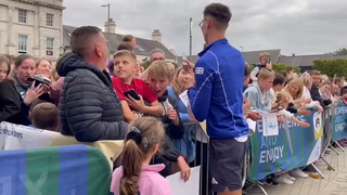 Olympic athletes let fans hold gold medals at homecoming