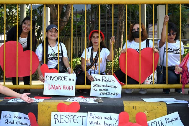 <p>Pro-divorce protesters take part in demonstration in front of the senate building in Manila</p>