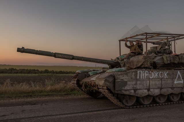 <p>Ukrainian servicemen operate a tank on a road near the border with Russia in the Sumy region of Ukraine</p>