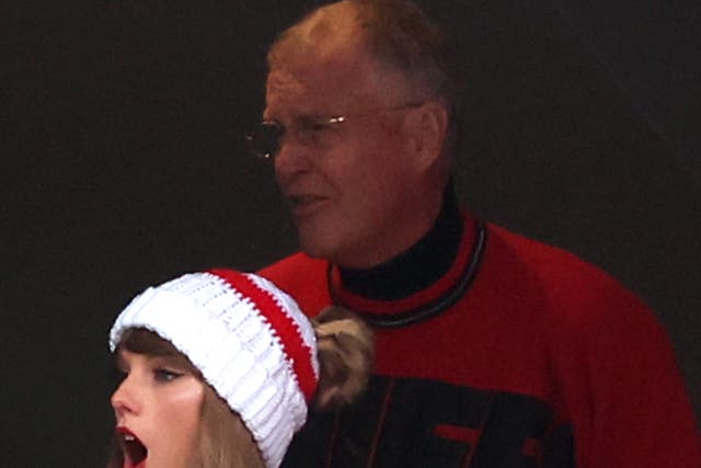 <p>Scott Kingsley Swift hands chicken tenders to fans at his daughter’s Eras Tour in London </p>