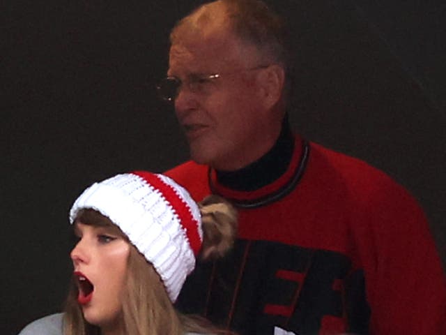 <p>Scott Kingsley Swift hands chicken tenders to fans at his daughter’s Eras Tour in London </p>